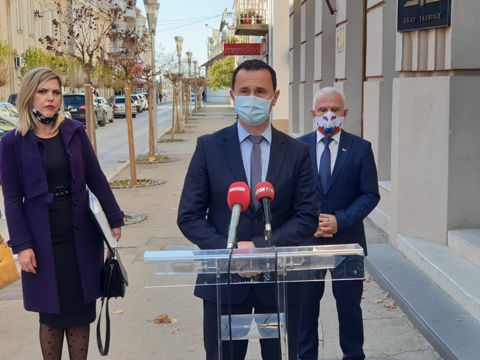 Арлов уручио захвалницу градоначелнику Ћурићу за помоћ дјеци на Космету