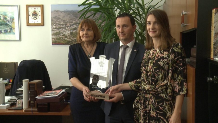 Уручено постхумно признање почасног грађанина Момиру Булатовићу – Признање примили чланови породице