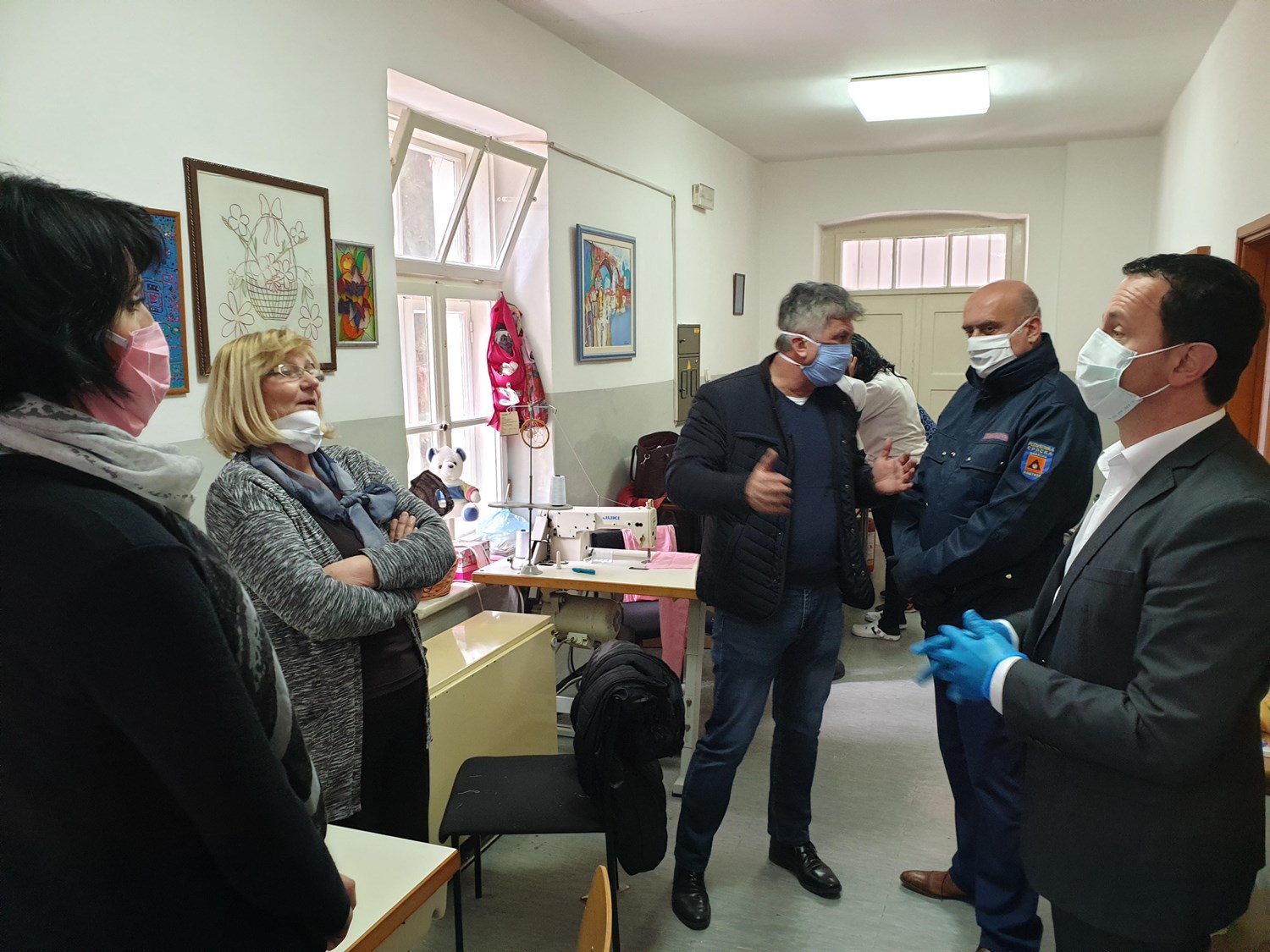 Ћурић у посјети удружењу „Сунце нам је заједничко“ – Хвала им што шију маске