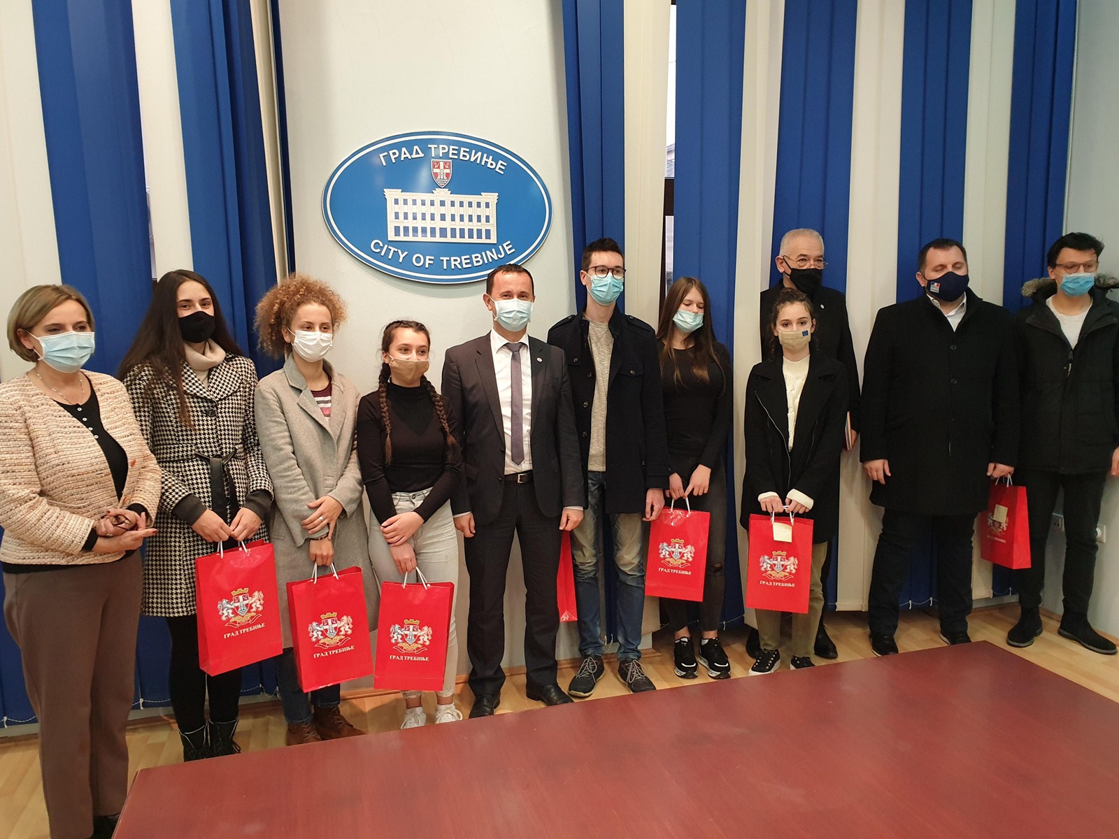 Награђени гимназијалци на пријему код градоначелника