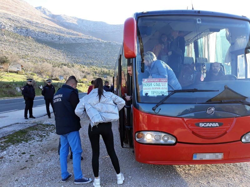 Пописани сви путници који су дошли аутобусима у град
