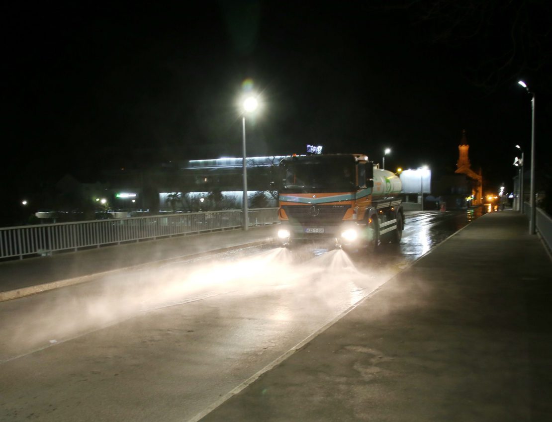 Дезинфиковане централне градске улице и прилази граду, у току дезинфекција у насељима