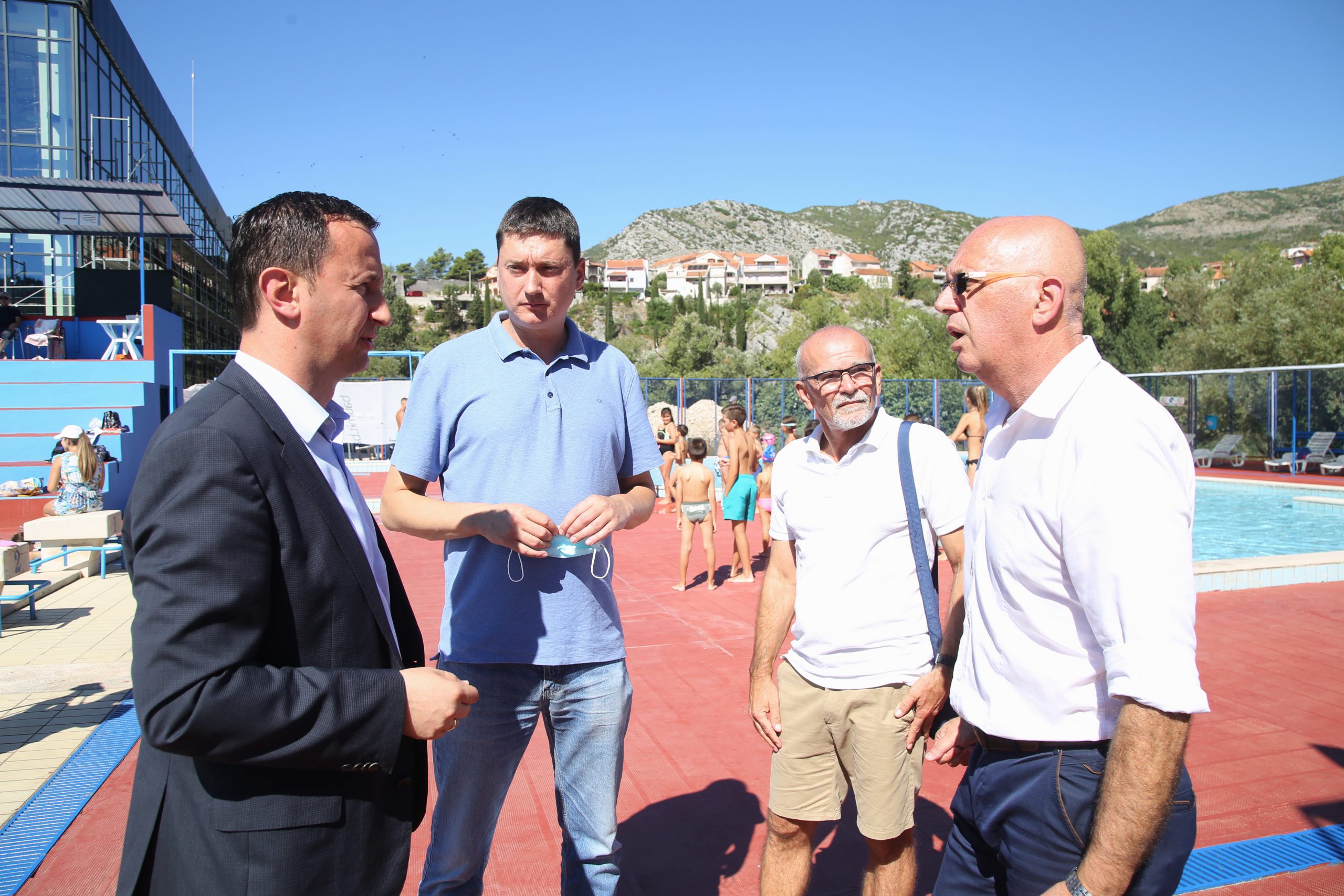 Почели бесплатни тренинзи пливања – Градоначелник посјетио пливаче