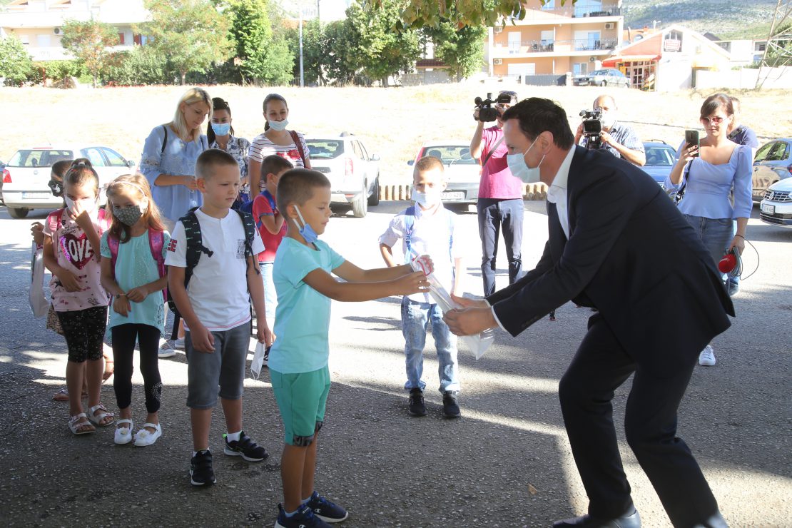 Настава у требињским школама почела – Градоначелник поздравио првачиће
