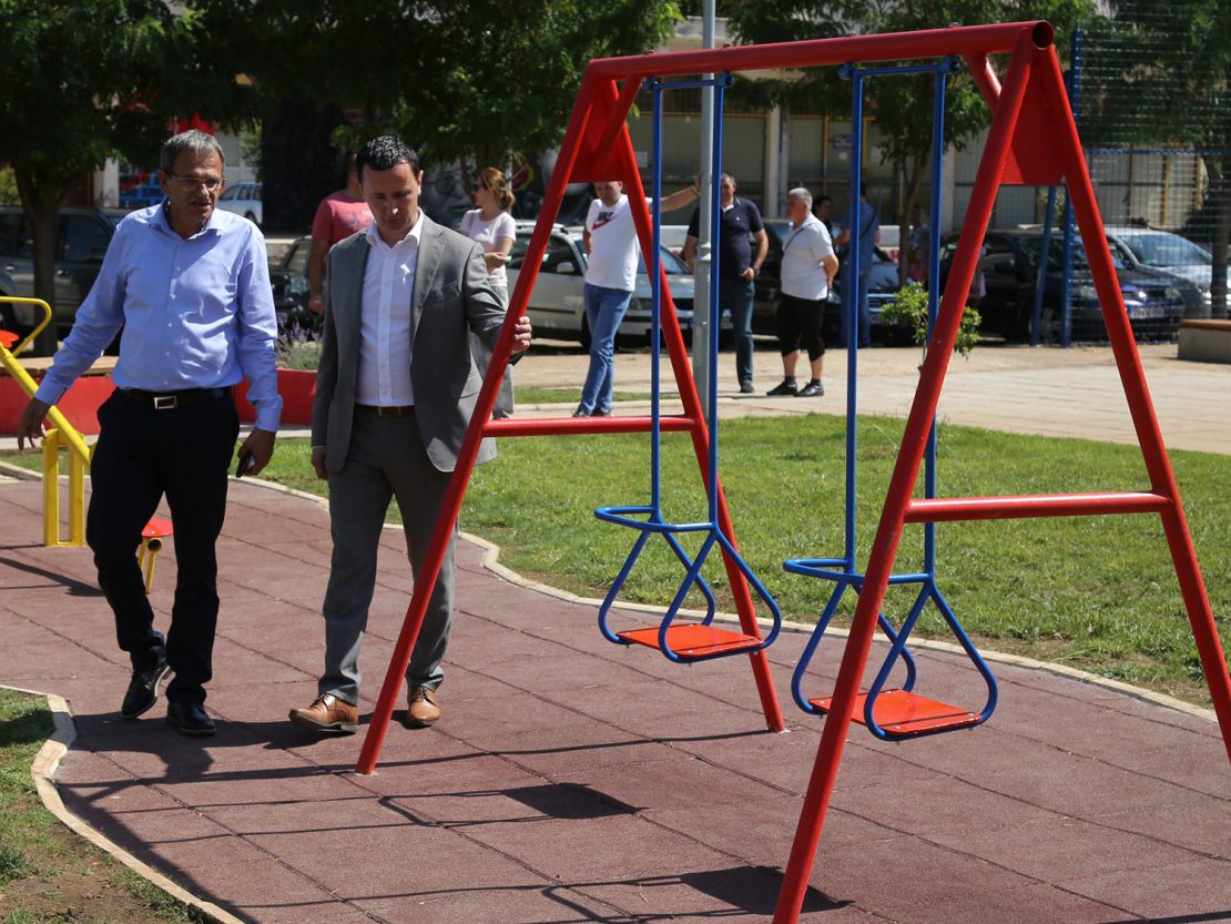 Градоначелник Ћурић обишао новоизграђено игралиште на Тини, најављени нови пројекти