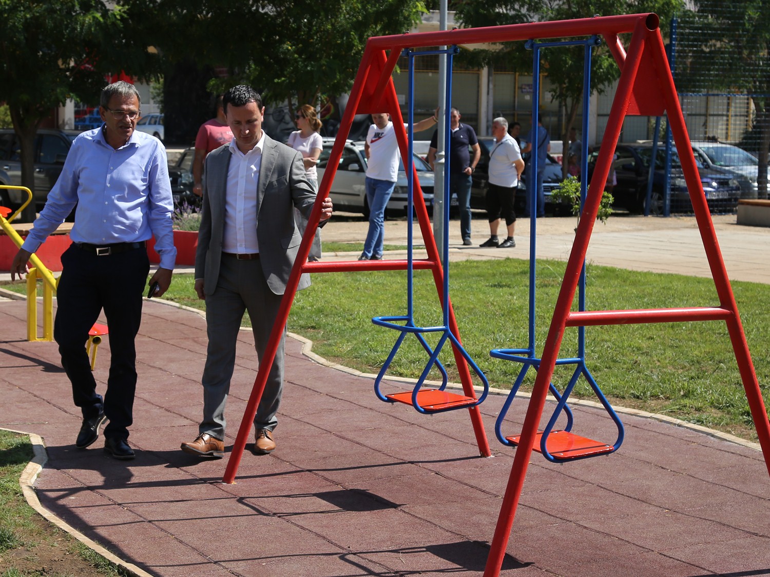 Gradonačelnik Ćurić obišao novoizgrađeno igralište na Tini, najavljeni novi projekti