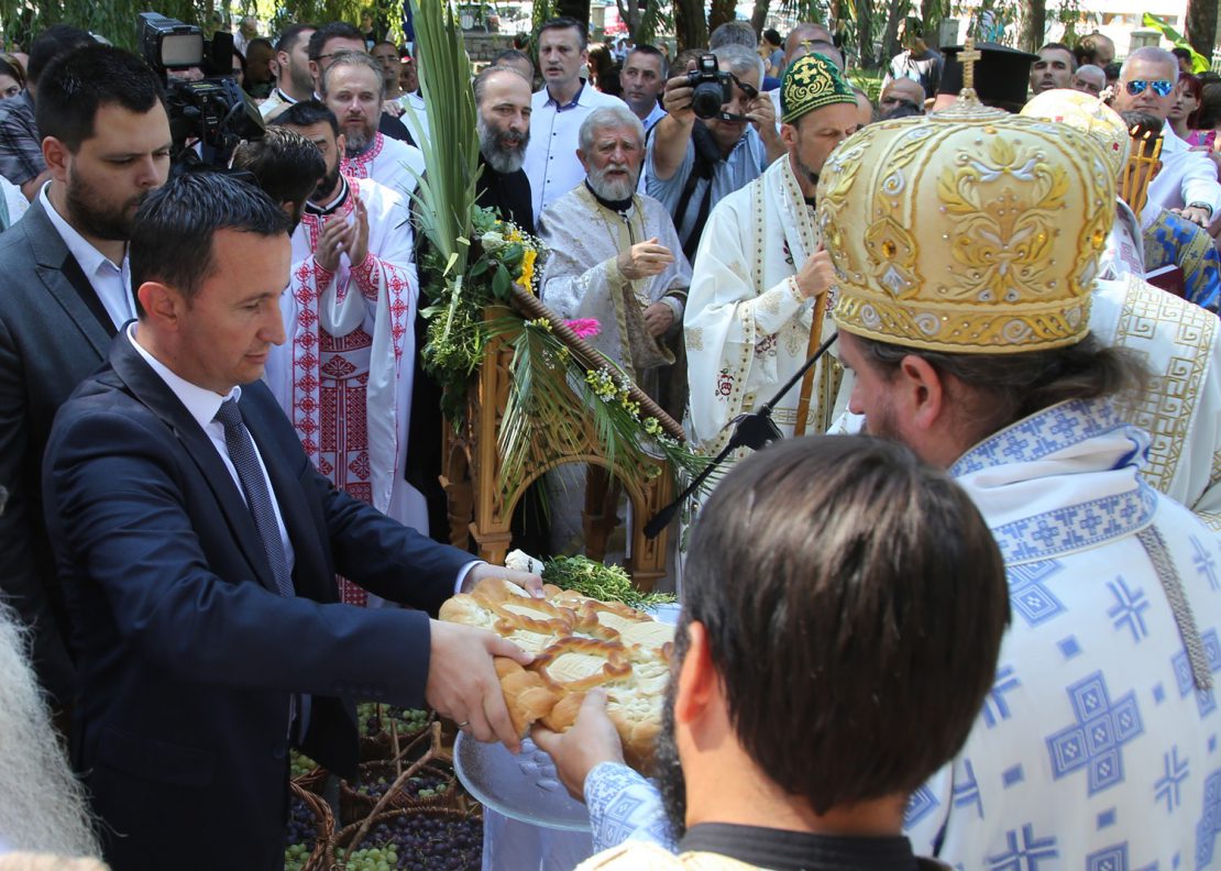 У порти Саборног храма преломљен славски колач