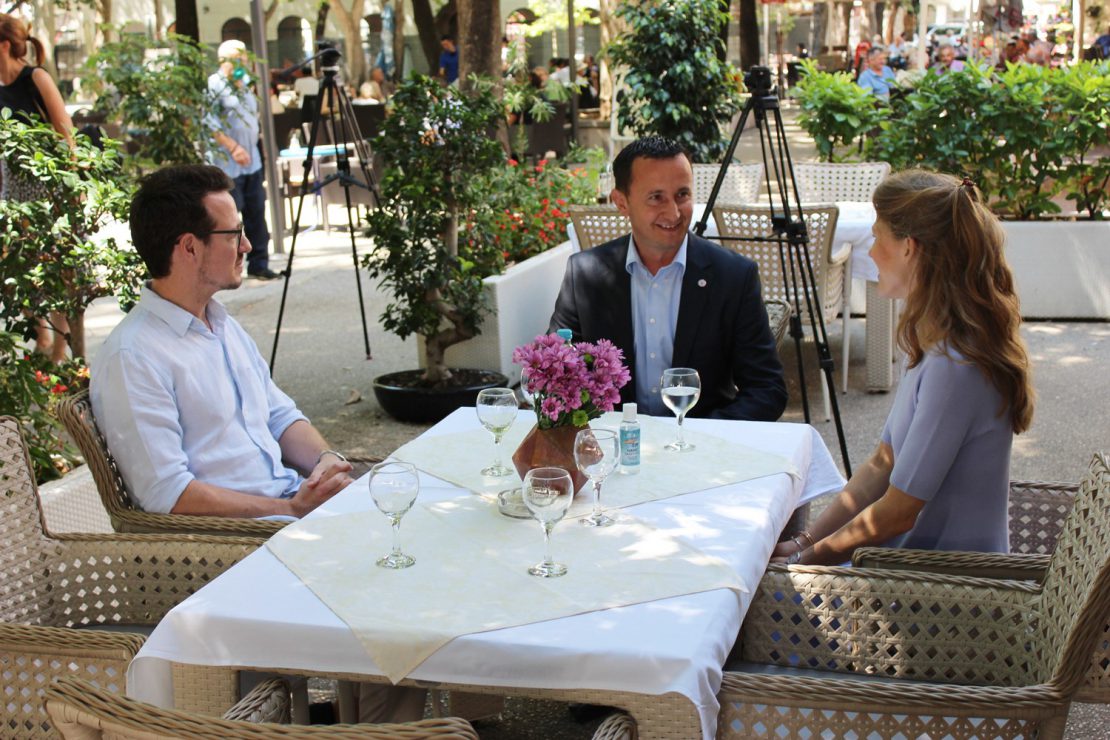 Градоначелник Ћурић са породицом Карађорђевић