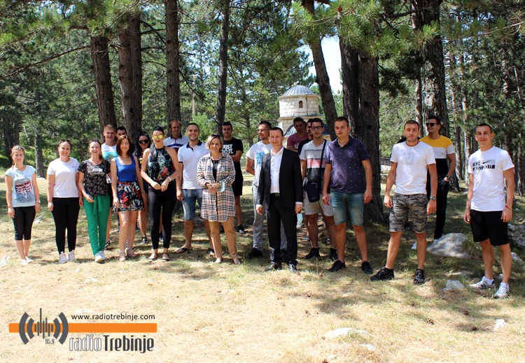 Млади у акцији уређења излетишта на Ублима