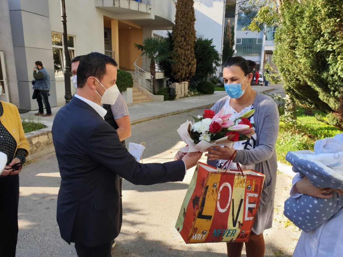 Од градоначелника поклони за мајку и бебе Милојевић