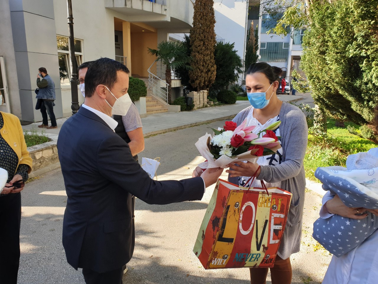 Од градоначелника поклони за мајку и бебе Милојевић