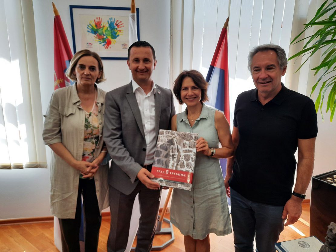 Ćurić ugostio predstavike Festivala klasične muzike, Tatjani Ranković na poklon Zvanična monografija grada