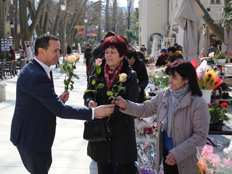 Градоначелник подијелио руже требињским дамама