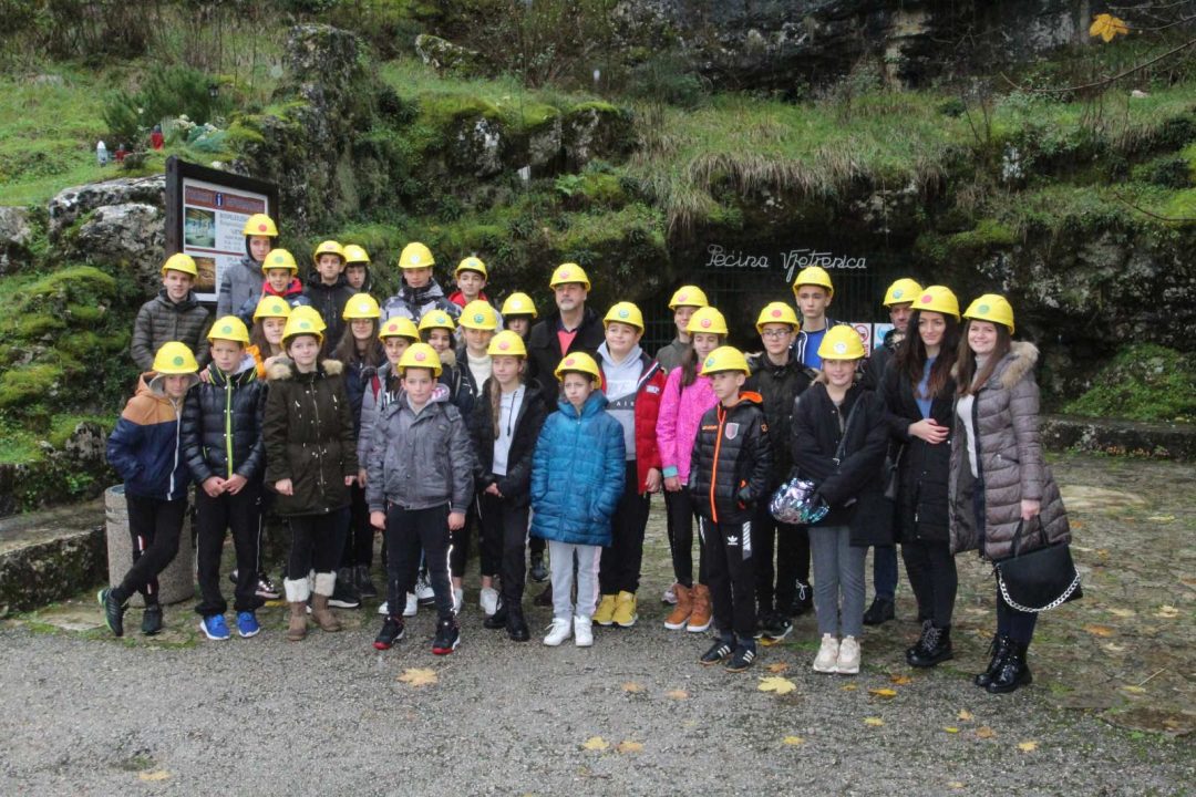 Требиње и Равно у заједничком пројекту – Ученици требињских подручних школа посјетили културно-историјске локалитете на територији Равног