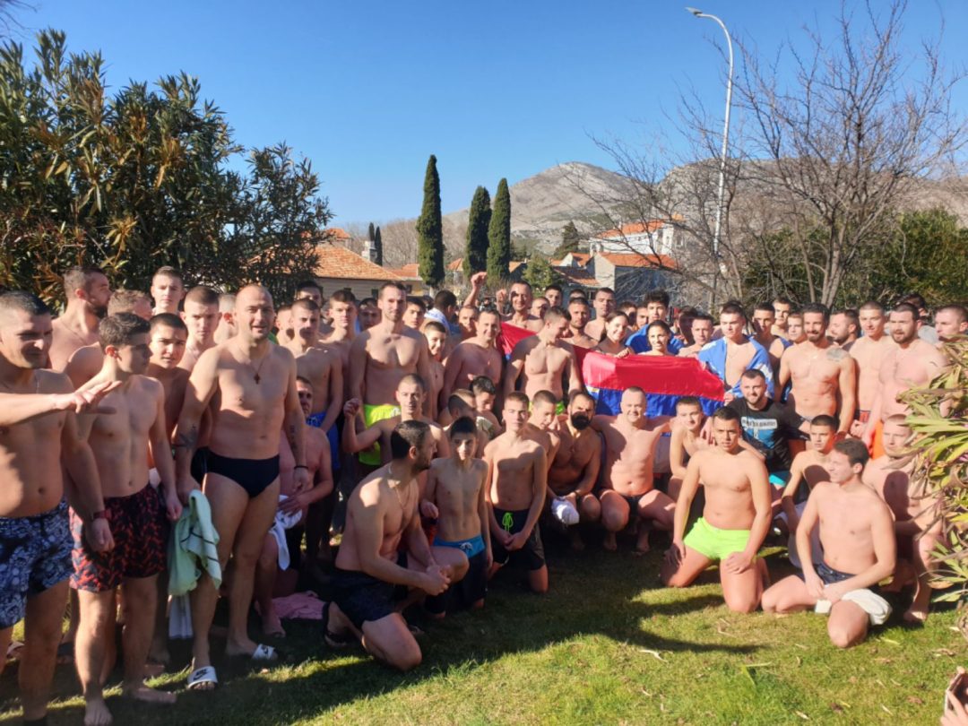 150 пливача у хладној Требишњици – Јовановић допливао први, међу учесницима и градоначелник Ћурић