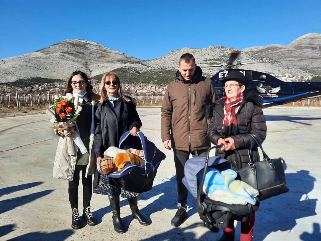 Близанци Дуња и Василије Дангубић стигли хеликоптером у Требиње