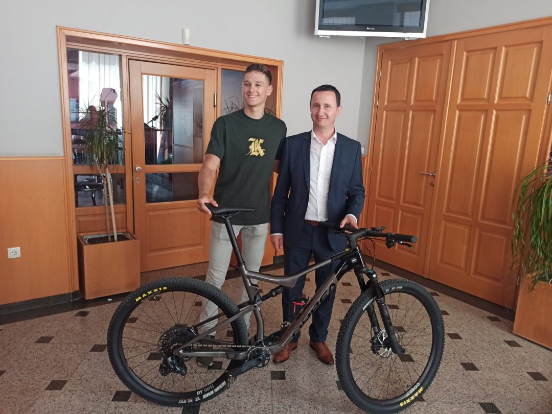 Градоначелник Требиња уручио професионални бицикл Петру Спаићу