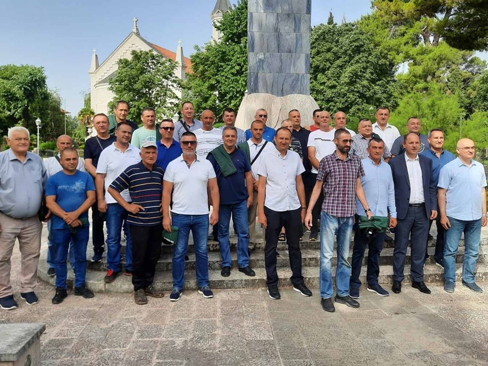 Делегације Града положиле цвијеће на Споменик браниоцима Требиња и на спомен-обиљежја у Величанима и Клобуку