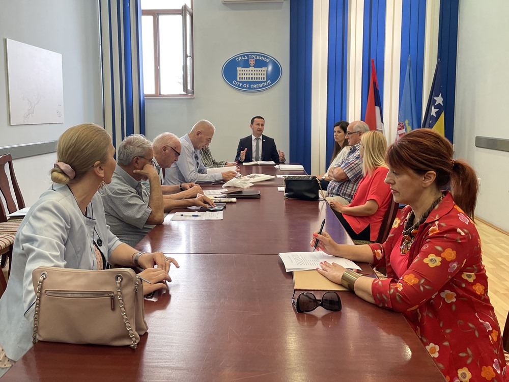 Град изваја 15.000 КМ за издаваштво – Градоначелник потписао уговоре са ауторима чија дјела ће бити објављена