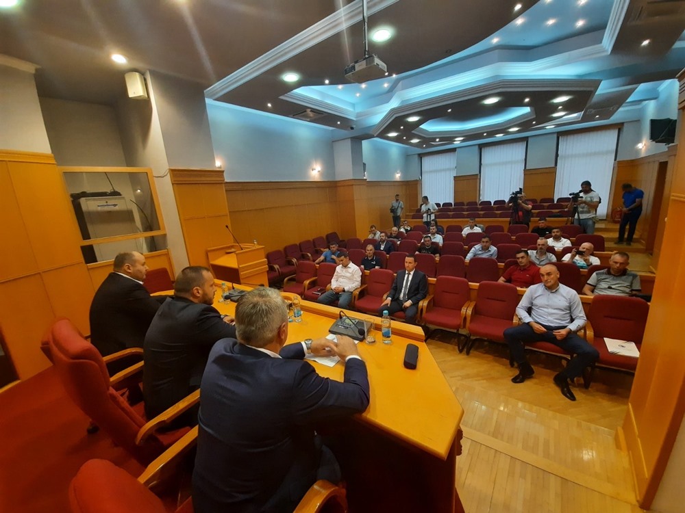 Представници Фудбалског савеза РС и БиХ на састанку са градоначелником Мирком Ћурићем