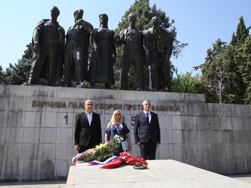 Делегација Града Требиња положила цвијеће на споменик борцима НОР-а