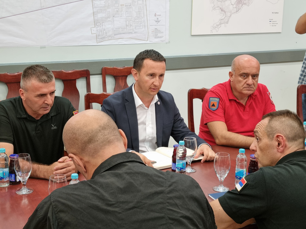 Ћурић разговарао са Вулином – Ситуација на пожаришту и даље сложена, хеликоптери из Србије остају у Требињу