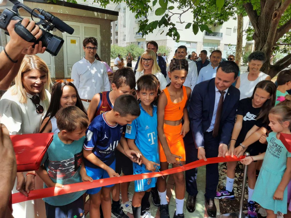 Otvoreno dječije igralište u Luču