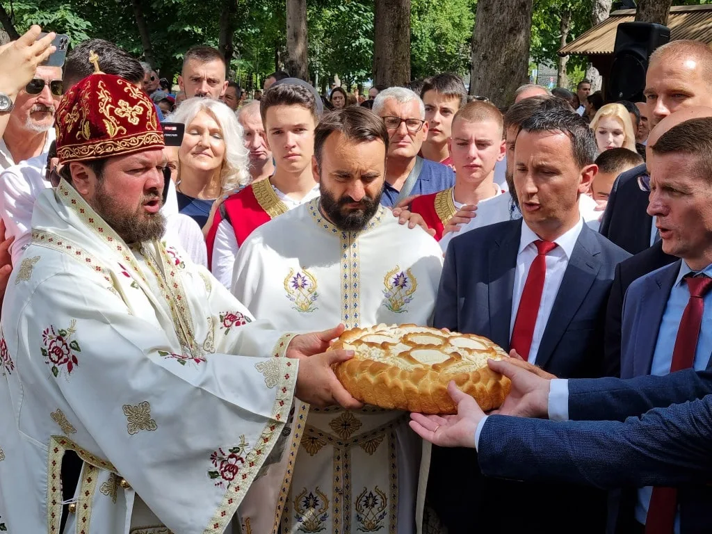 U porti trebinjskog hrama prelomljen slavski kolač