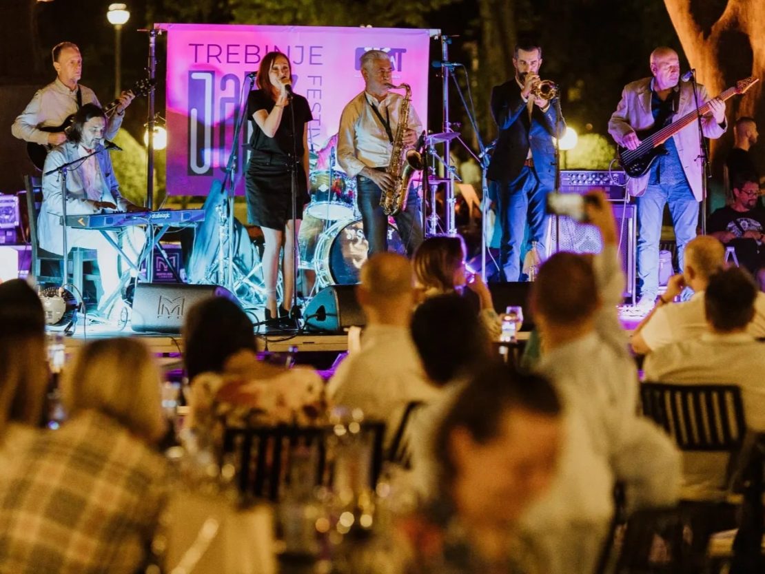 Kонцертом Јована Маљоковића и Балкан Салса Бенда почео први џез фестивал у Требињу