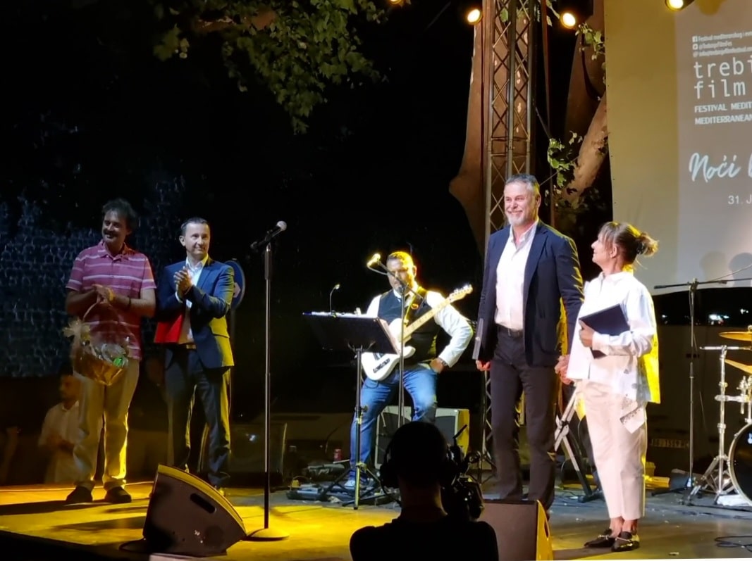 Башта хотела „Платани“ у боји лаванде – Отворен 10. Фестивал медитеранског и европског филма