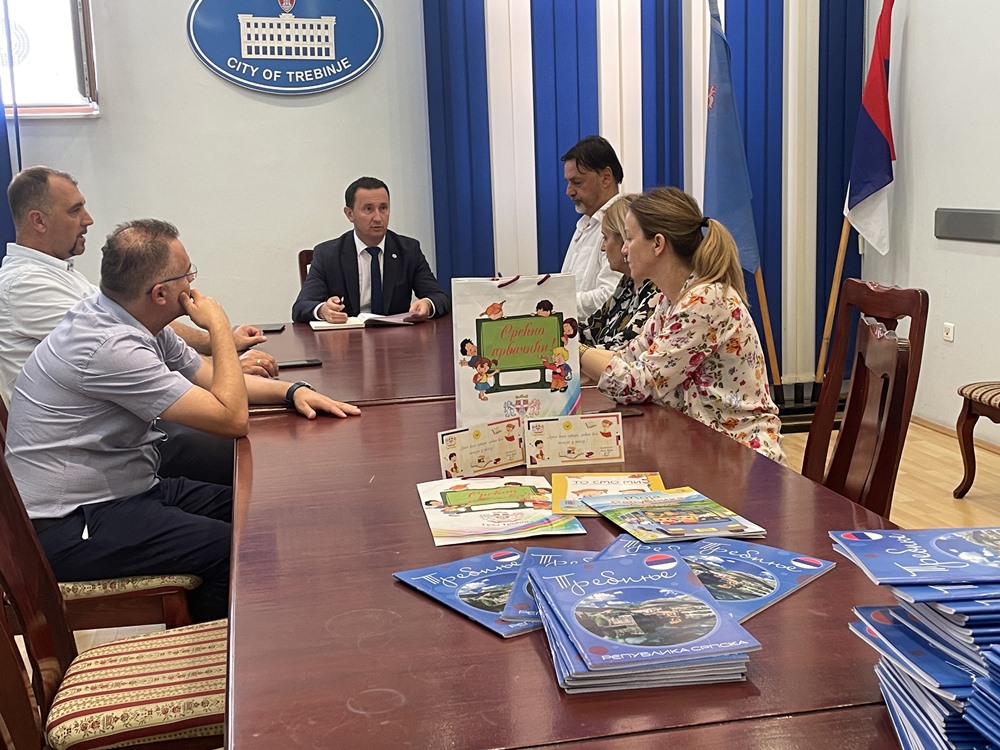 Градоначелник Ћурић на састанку са директорима основних школа – Све спремно за почетак школске године