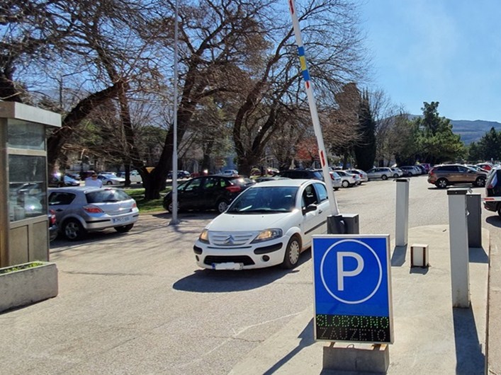 Обавјештење о забрани паркирања на паркиралишту у бившој касарни