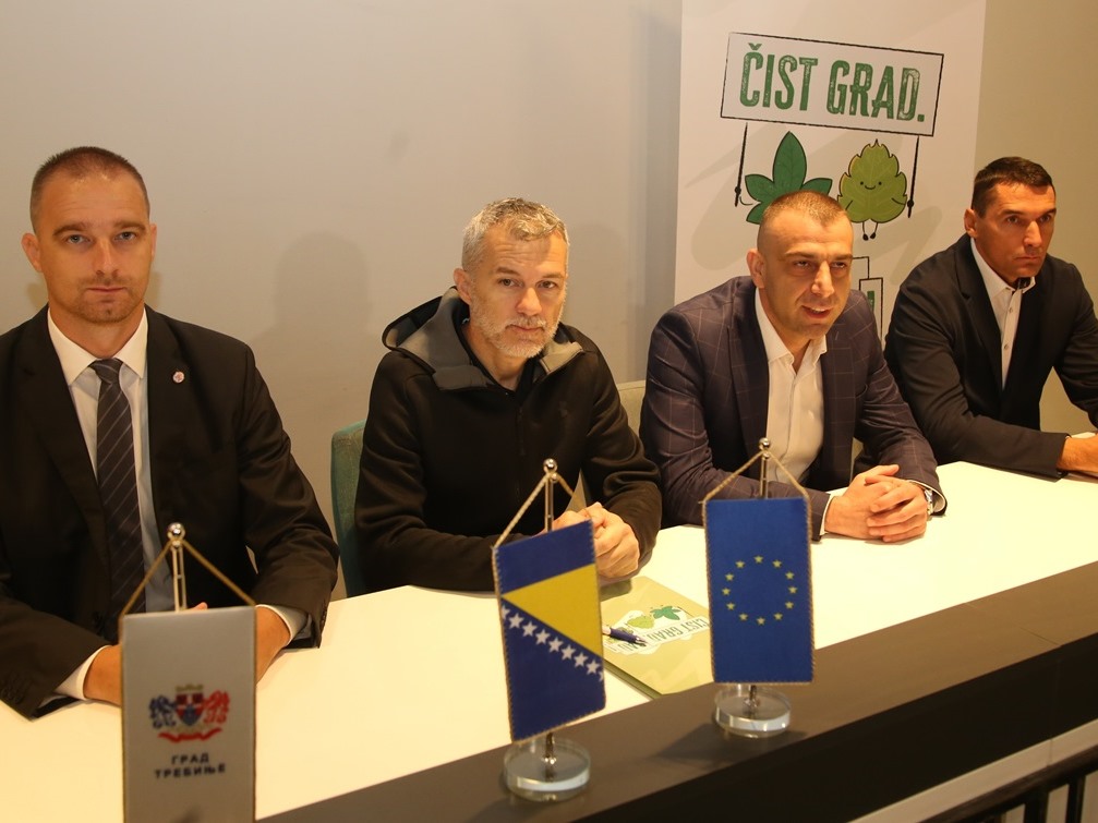 У Требиње стижу аутомобили за комуналну полицију и полуподземни контејнери