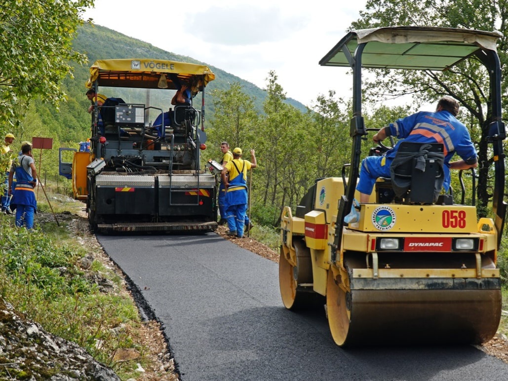 Асфалт стигао и у село Домашево на Љубомиру