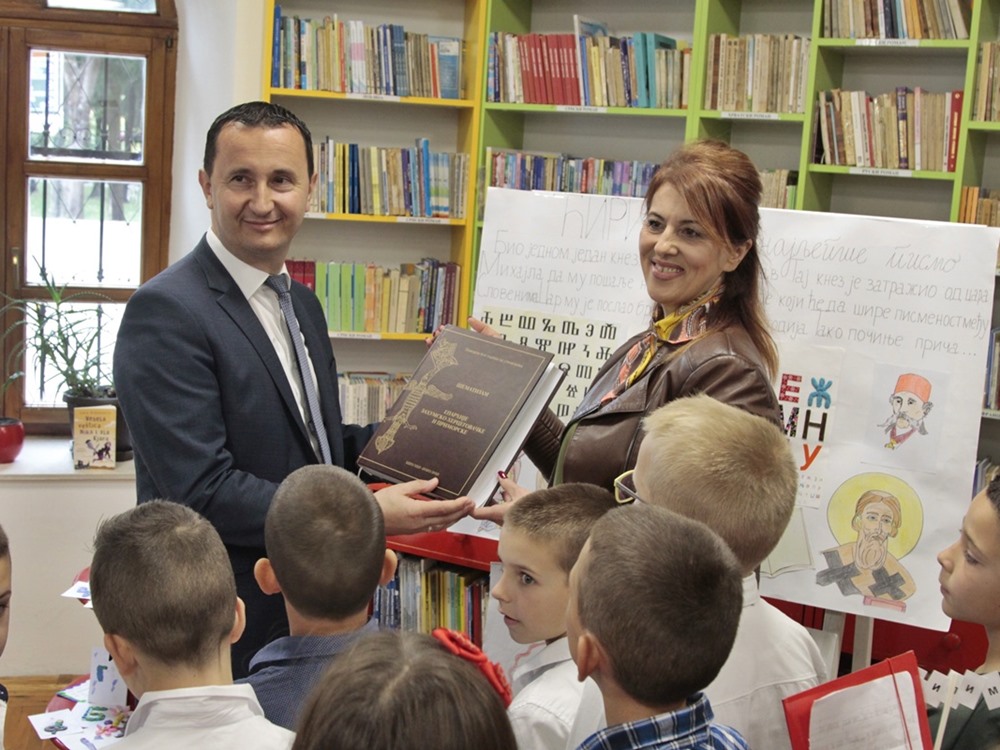 Дружењем са ученицима и промоцијом ћириличног писма отпочео програм „Дучићевих вечери поезије“
