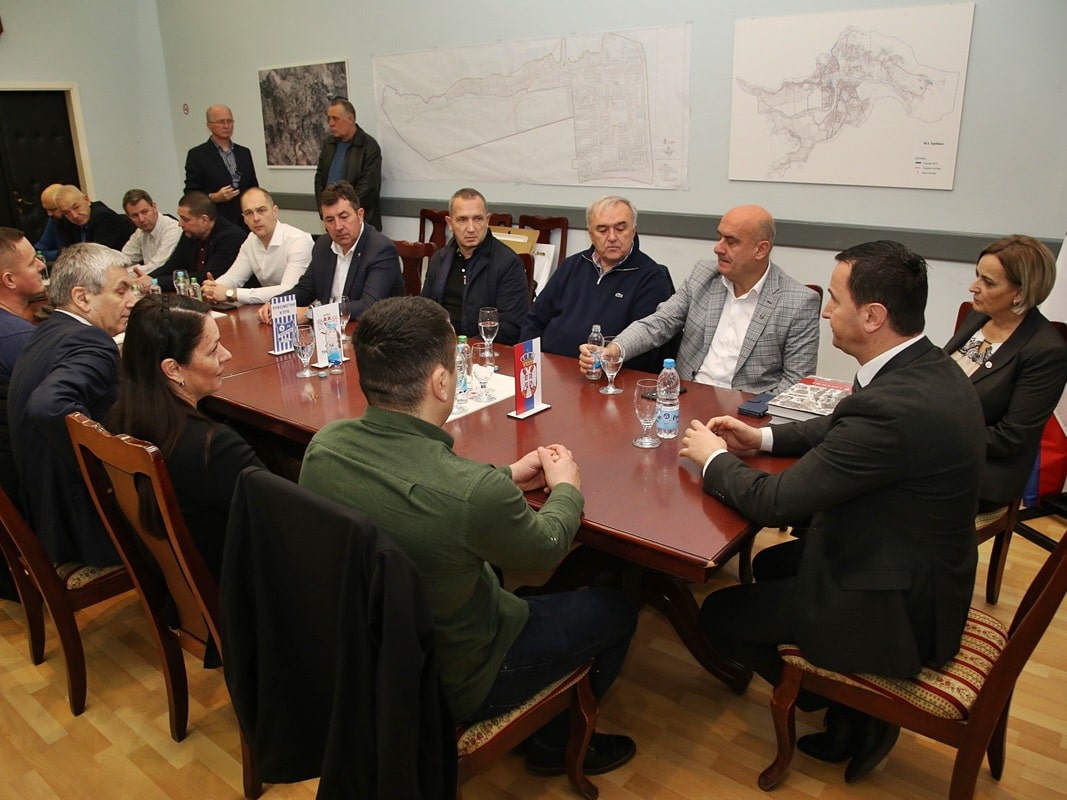 Predstavnici Svesrpskog kupa u rukometu na prijemu kod gradonačelnika