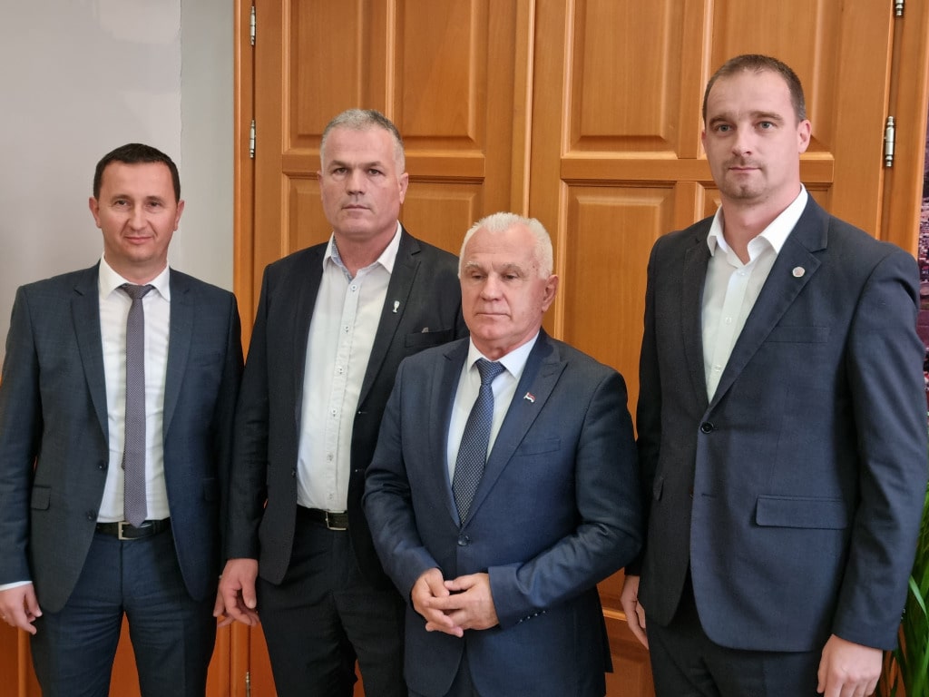 Gradonačelnik Ćurić razgovarao sa Srđanom Petrovićem iz Velike Hoče kome su zaplijenili 42.000 litara vina