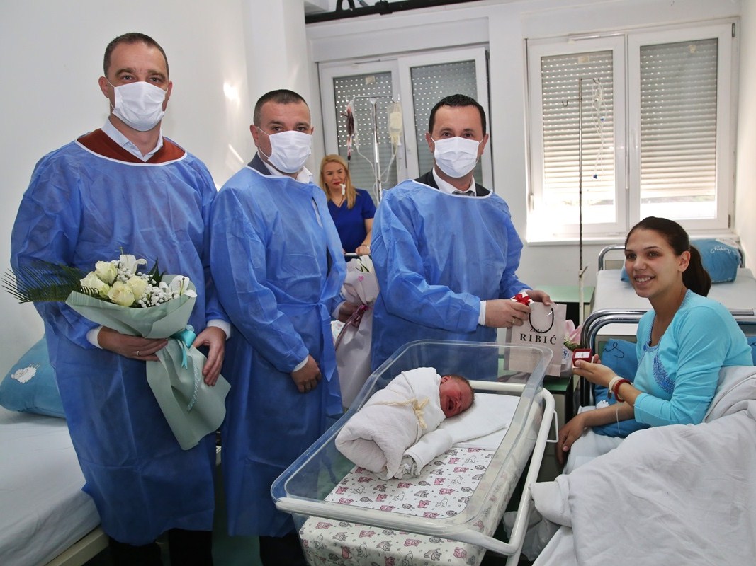 Прворођеној беби у Требињу златник са ликом Светог Василија од градоначелника Ћурића