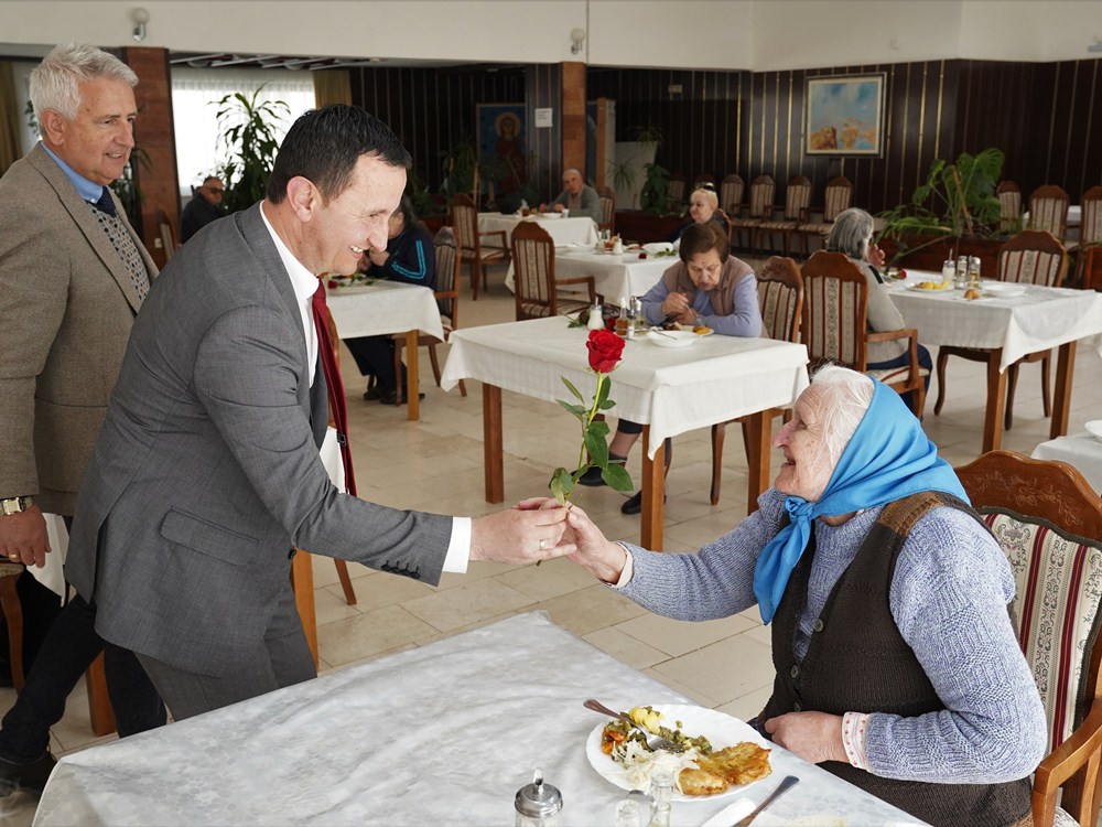 Gradonačelnik Ćurić čestitao sugrađankama Osmi mart