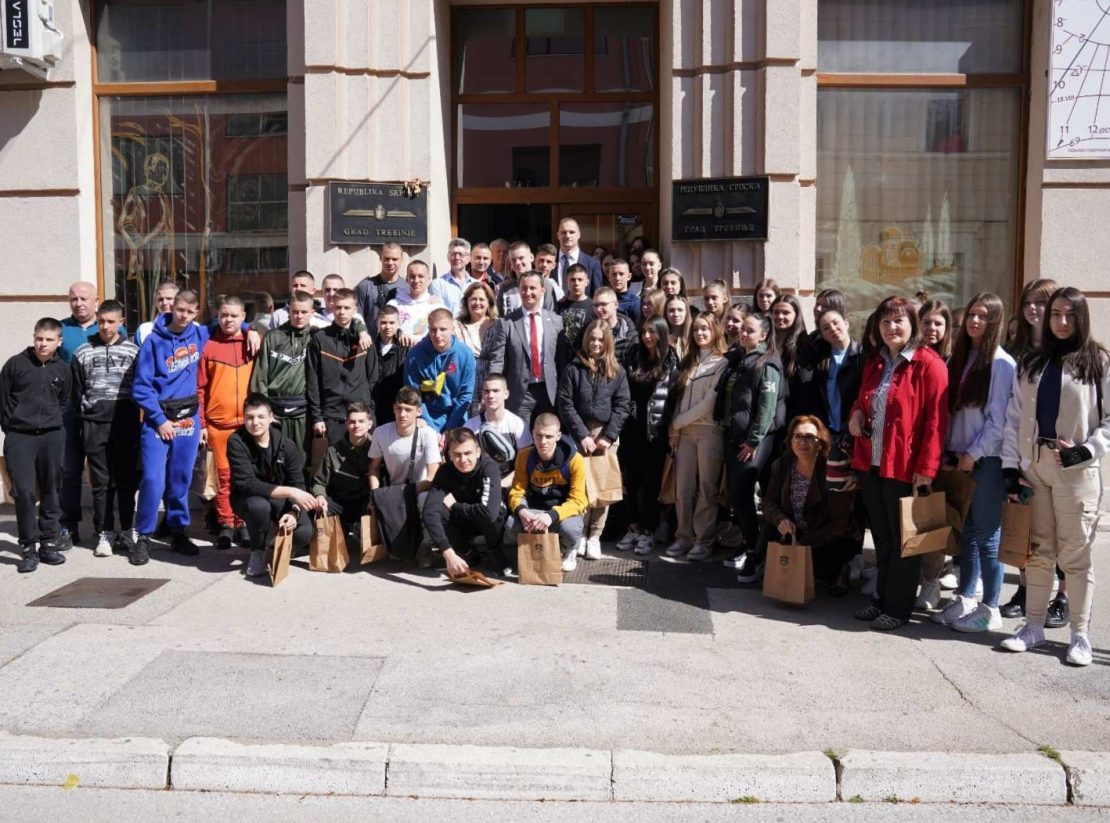 Osnovci iz Zvečana u posjeti Gradskoj upravi