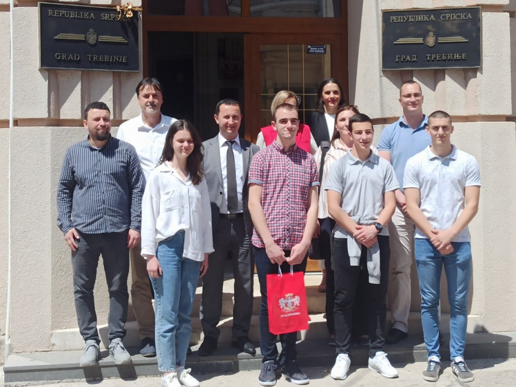 Вук Јанковић из ОШ „Вук Караџић“ и ученици Гимназије на пријему код градоначелника