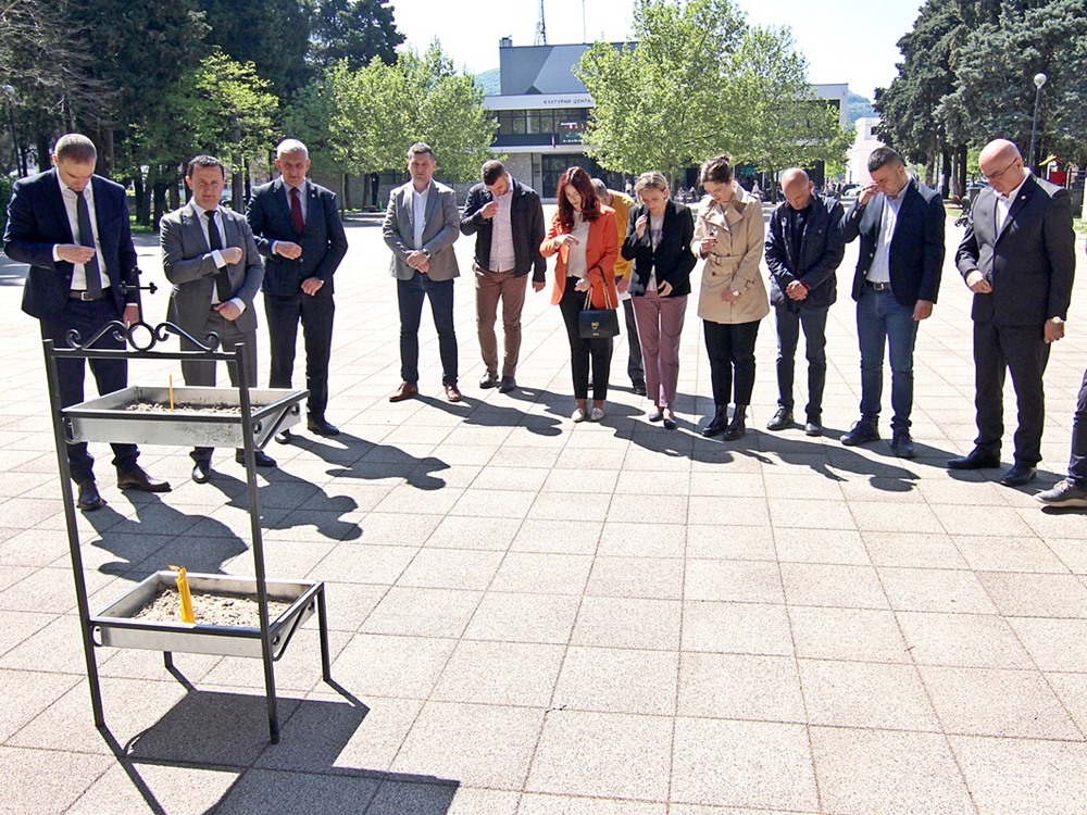 Званични представници Требиња упалили свијеће за настрадале у Србији