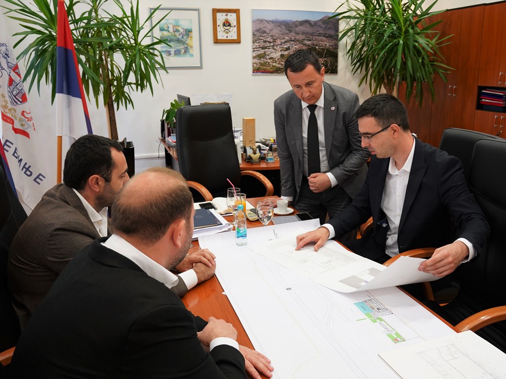 Ћурић разговарао са члановима радне групе за изградњу аеродрома