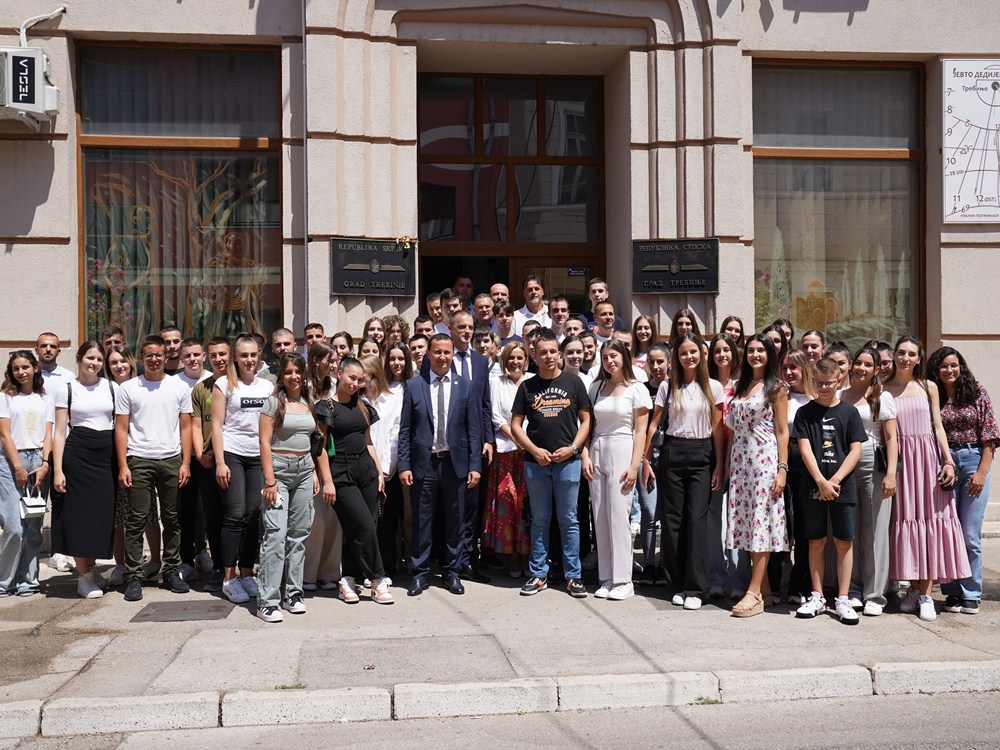 Град подржао најбоље требињске ђаке, градоначелник им приредио пријем