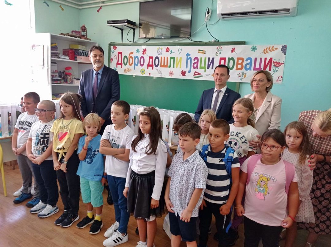 Градоначелник Ћурић пожелио најмлађим ђацима срећан почетак школовања