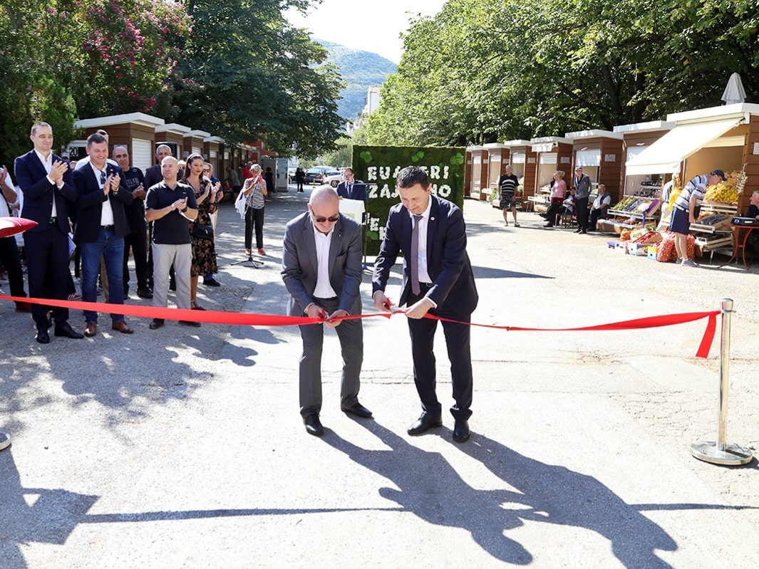 Отворена нова пијаца у насељу Тини