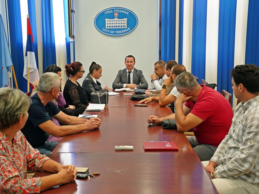 Градоначелник Ћурић са представницима удружења које окупљају особе са инвалидитетом