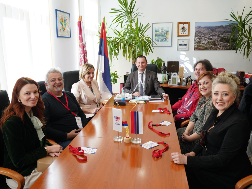 Učesnici manifestacije „Dani Srbije u Republici Srpskoj“ na prijemu kod gradonačelnika