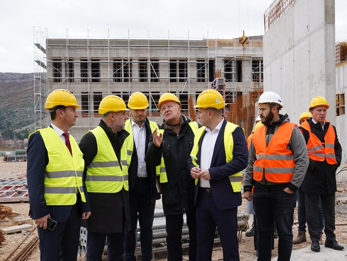 Ћурић и Шеранић обишли градилиште нове болнице: Договорена динамика изградње комуналне инфраструктуре