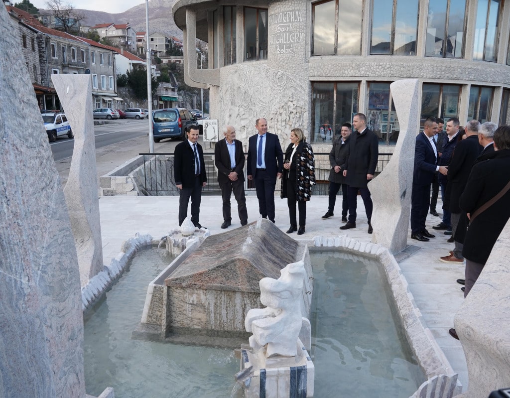 Вајар Миливоје Бокић поклонио фонтану на новоизграђеном видиковцу